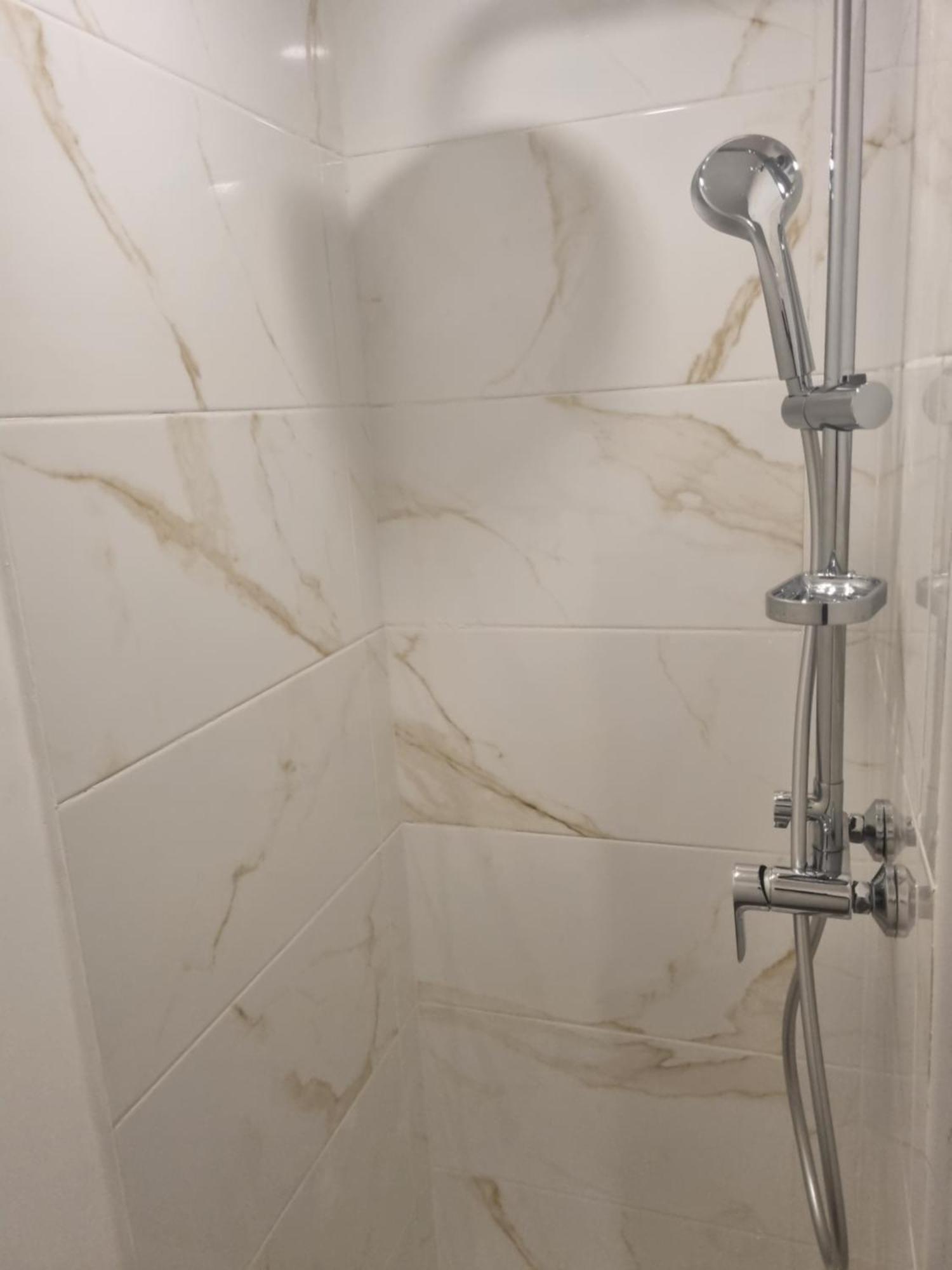Chambre Privative Renove 2024, Climatisation, Tramway Sur Place , 12 Min Centre, 16 Min Plage, Apercu Lateral Mer, 2 Wc Avec 2 Salle De Bain, Private Room Renovated 2024, Air-Conditioned , Tram On Spot, 2 Toilets And 2 Bathrooms Nice Exterior photo